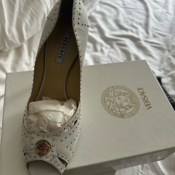 White versace pumps with gold studs - Picture 4 of 5